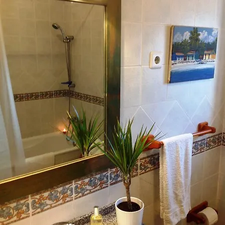 With Garden By The Sea Apartament