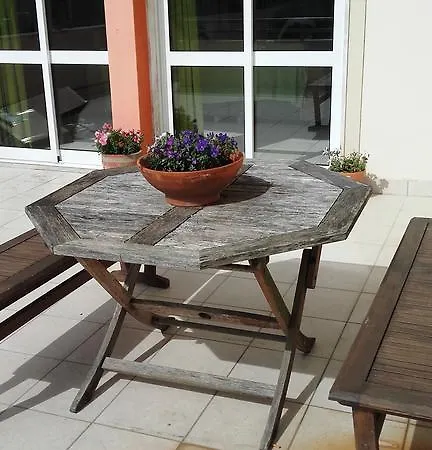 With Garden By The Sea Apartament